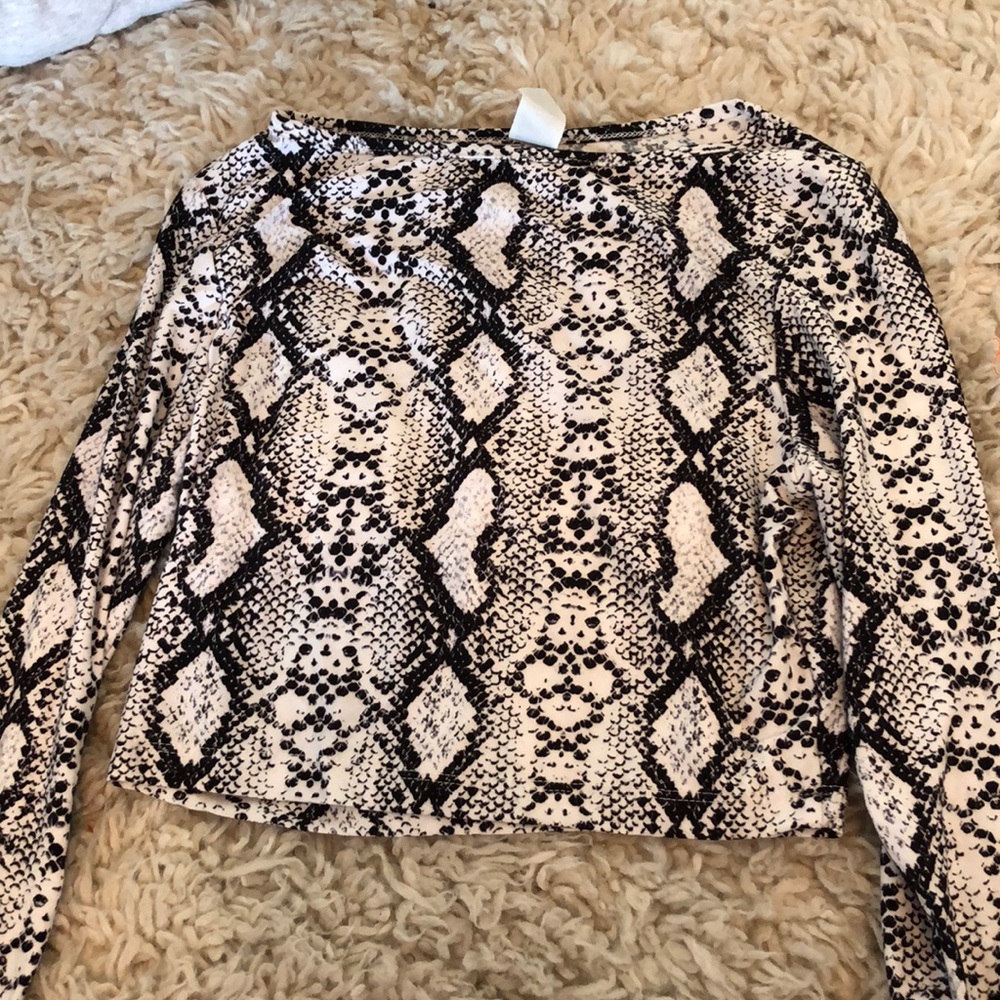 Windsor Long sleeve white and black snake skin top